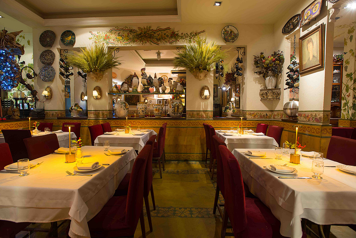 Fachada aconchegante do restaurante Província di Salerno